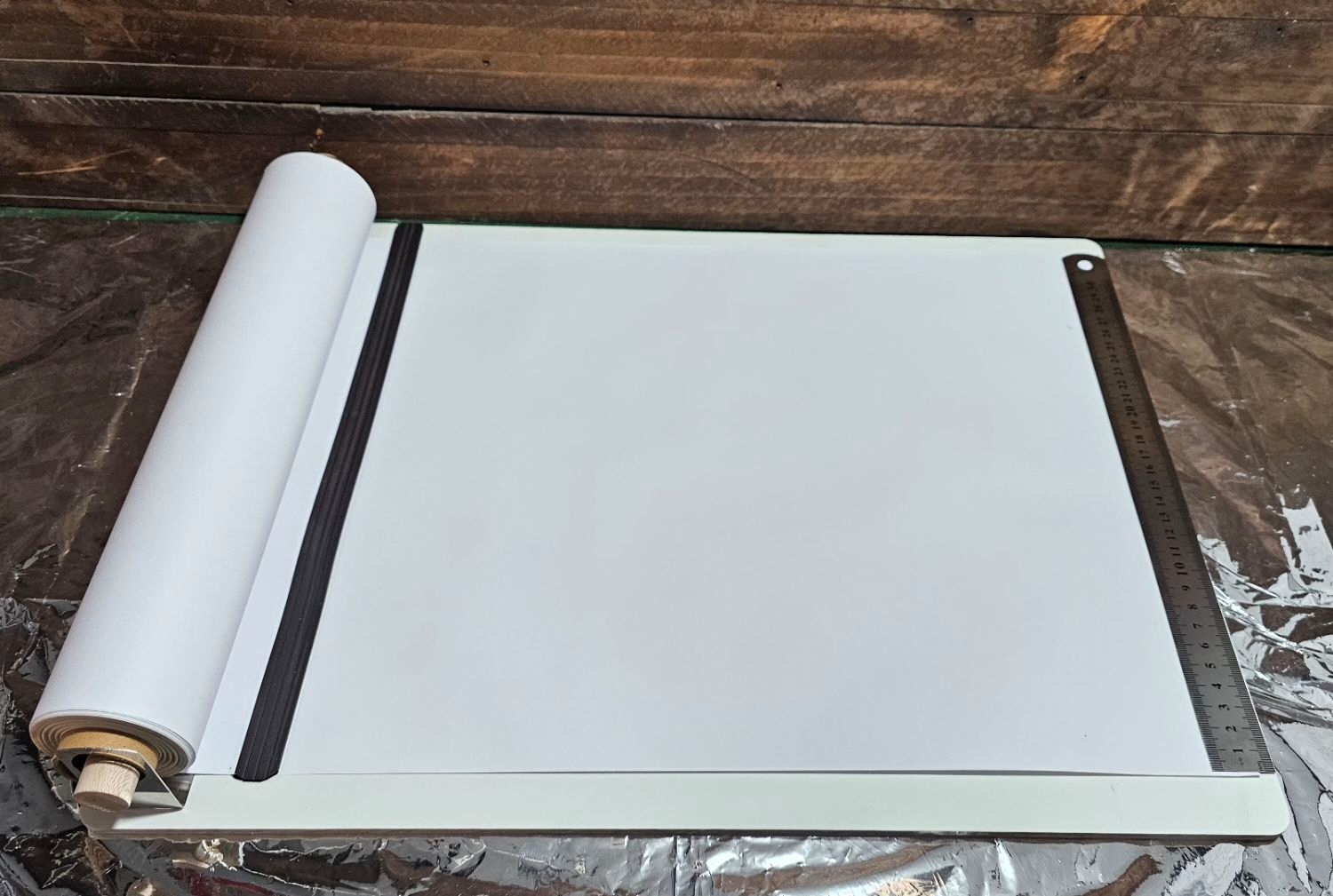 تخته نقاشی در ابعاد ۴۰ در ۵۰ سانتی متر ، رول کاغذ عرض ۳۳ سانتی متر و طول رول کاغذ ۲۵ متر ،دارای مگنت جهت پایدار بودن هرچه بیشتر کاغذ، قابلیت تعویض رول کاغذ